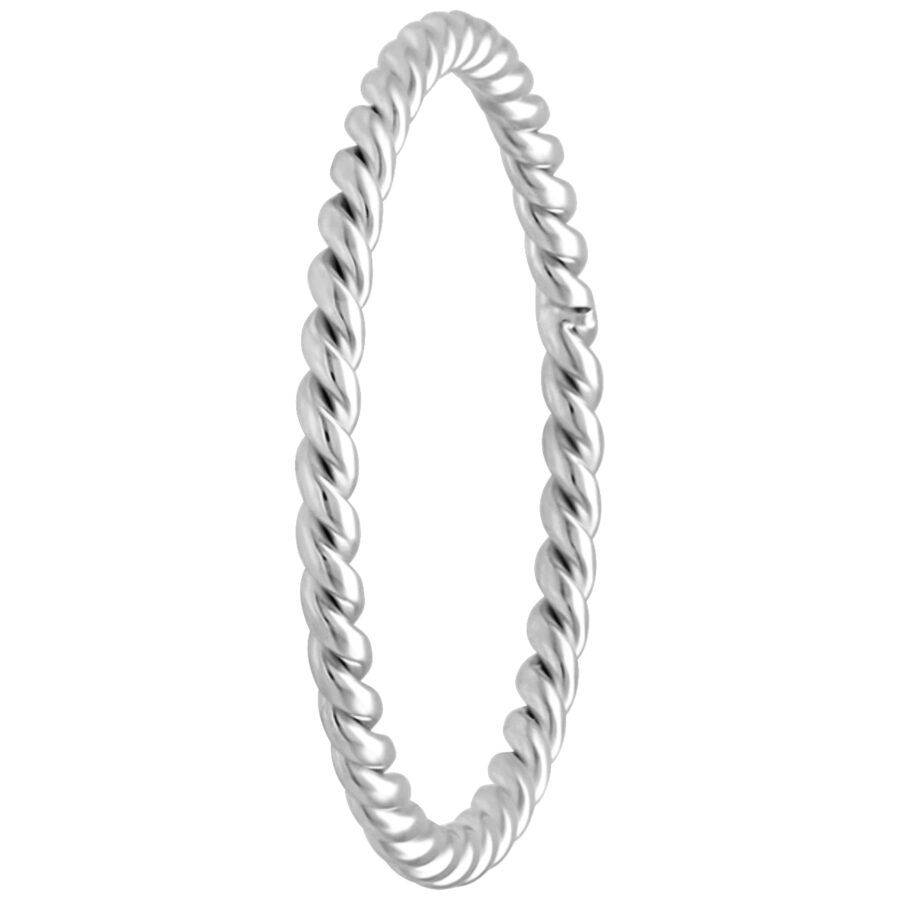Elegante anillo torcido de plata en acero quirúrgico 316L sobre fondo blanco