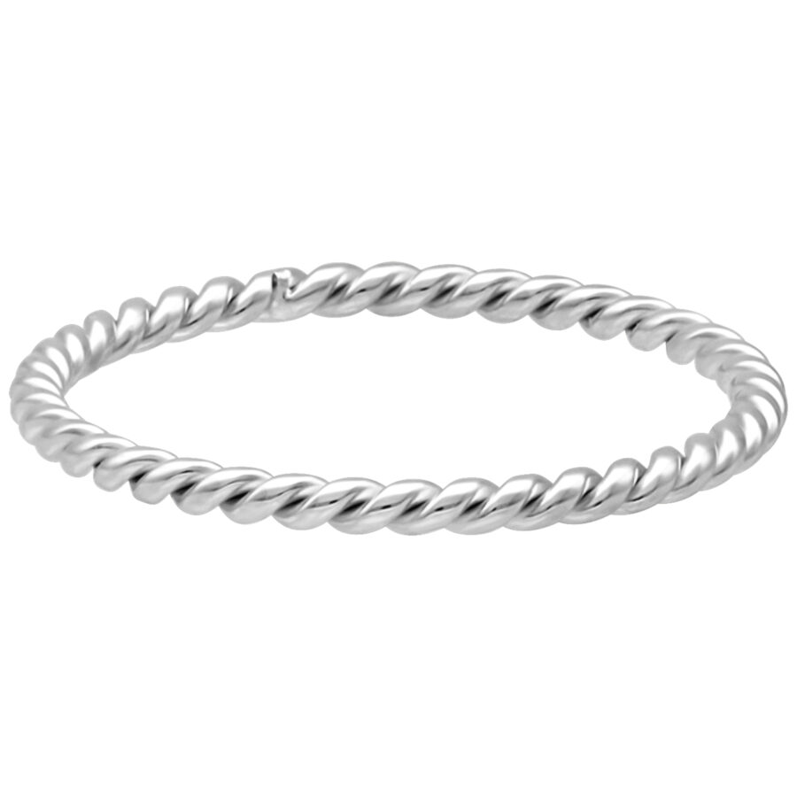 Anillo torcido plateado de acero quirúrgico sobre fondo blanco