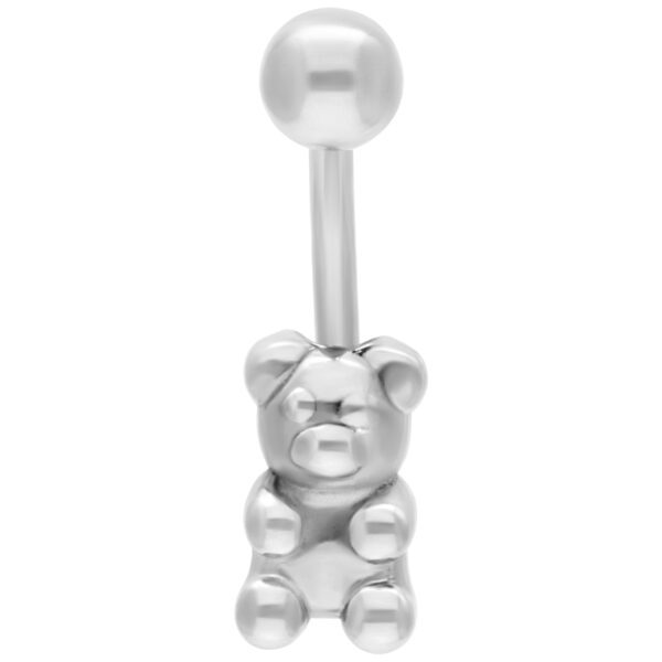 Piercing de ombligo plateado con colgante de osito sobre fondo blanco