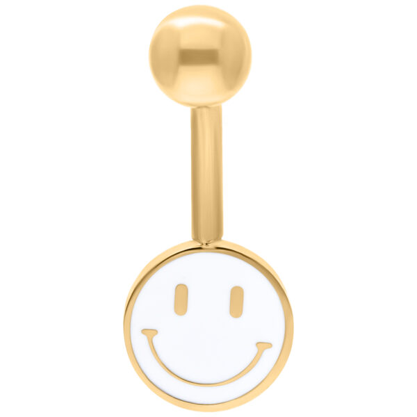 Piercing de ombligo dorado con colgante de smiley blanco sobre fondo blanco