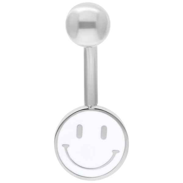 Piercing de ombligo plateado con colgante de smiley blanco sobre fondo blanco