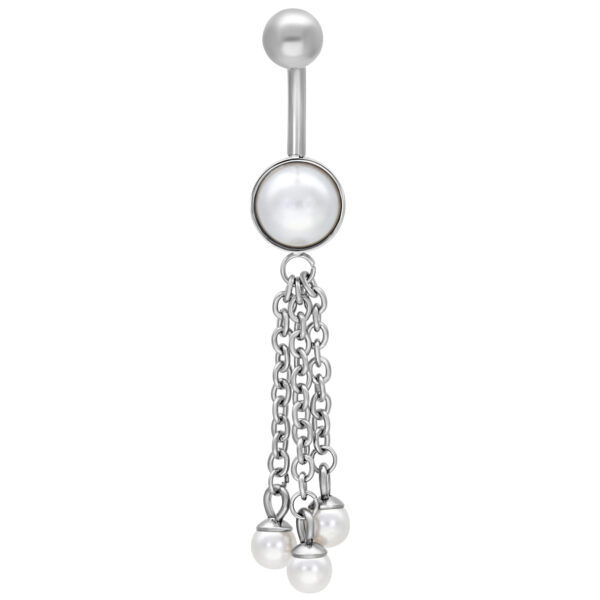 Piercing de ombligo plateado con perlas colgantes y cadenas sobre fondo blanco