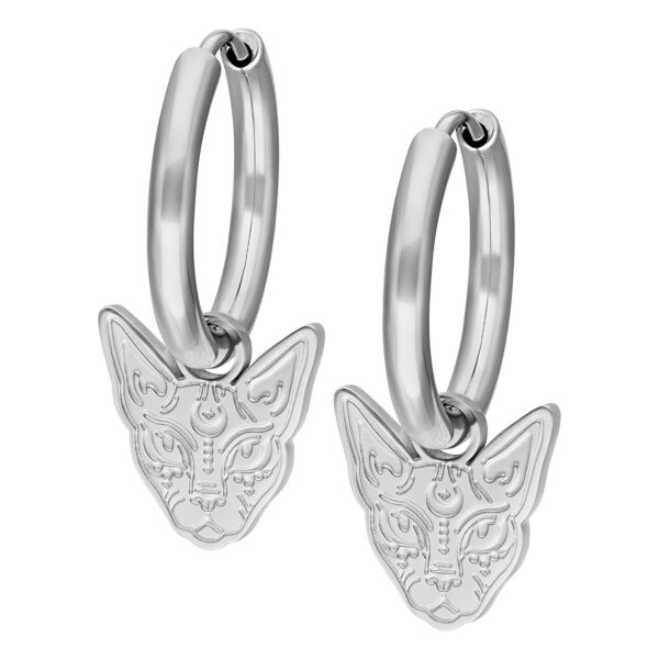 Dos aros de plata con motivo de Sphynx sobre fondo blanco