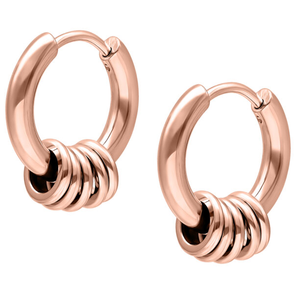 Pendientes de oro rosa con cinco aros sobre fondo blanco