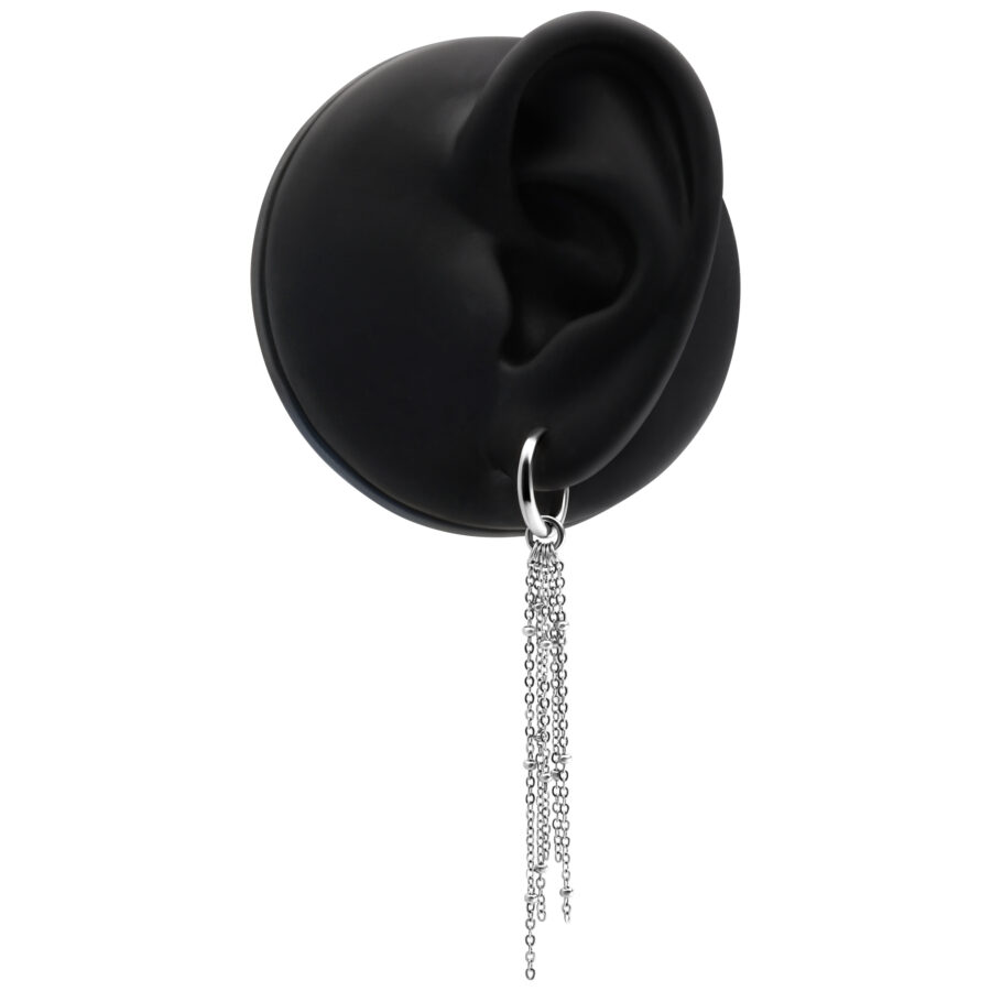 Pendientes de cadena plateados en modelo de oreja negra sobre fondo blanco
