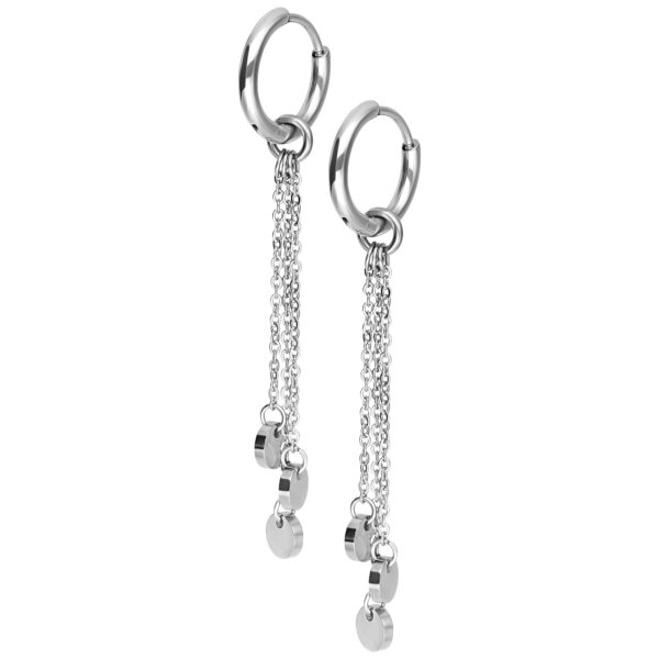 Aros de plata de acero inoxidable con largos colgantes de cadena sobre fondo blanco