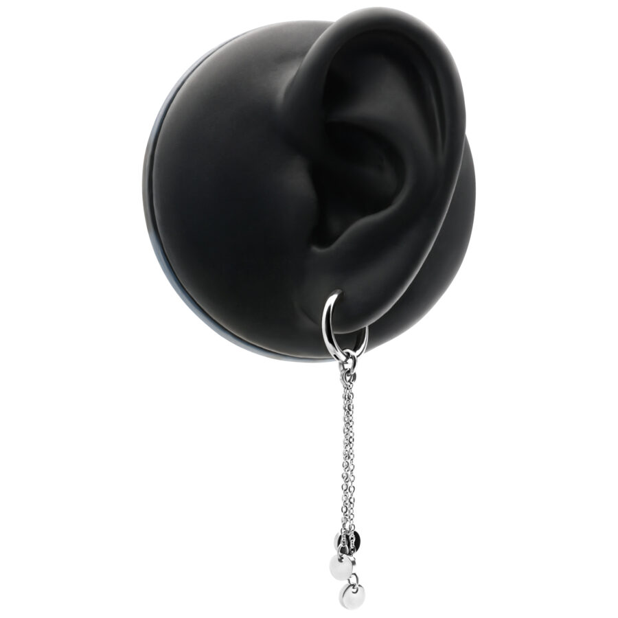 Pendientes de acero inoxidable plateados con detalle de cadena en un modelo de oreja negra