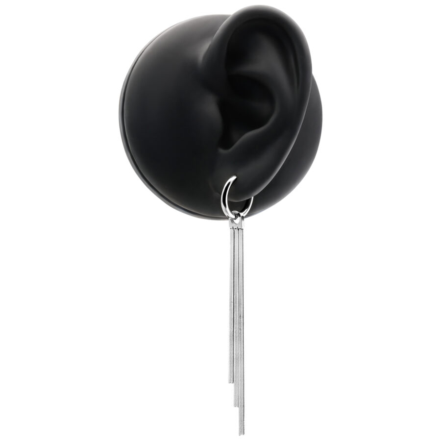 Pendientes plateados con diseño de cadena de serpiente en modelo de oreja negra