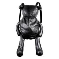 Schwarzer Rucksack in Bärenform aus Kunstleder, vor weißem Hintergrund