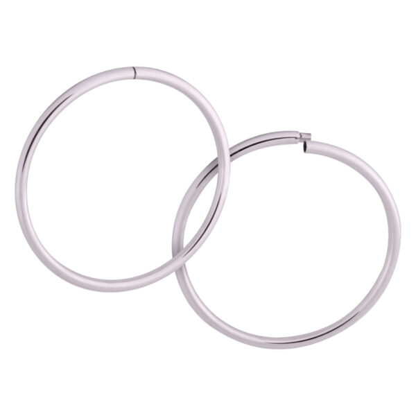 Par de aros de plata de acero quirúrgico sobre fondo blanco