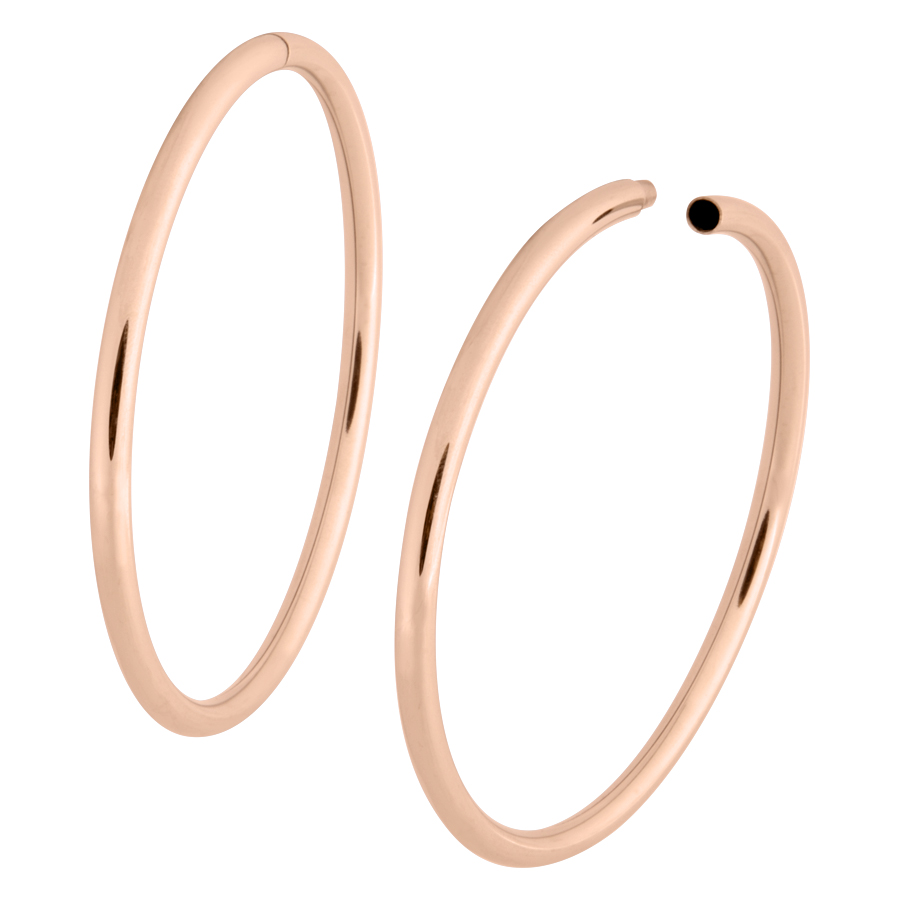 Roségoldene Hollowed Hoops aus Chirurgenstahl Zwei roségoldene Hoops aus Chirurgenstahl 316L auf weißem Hintergrund