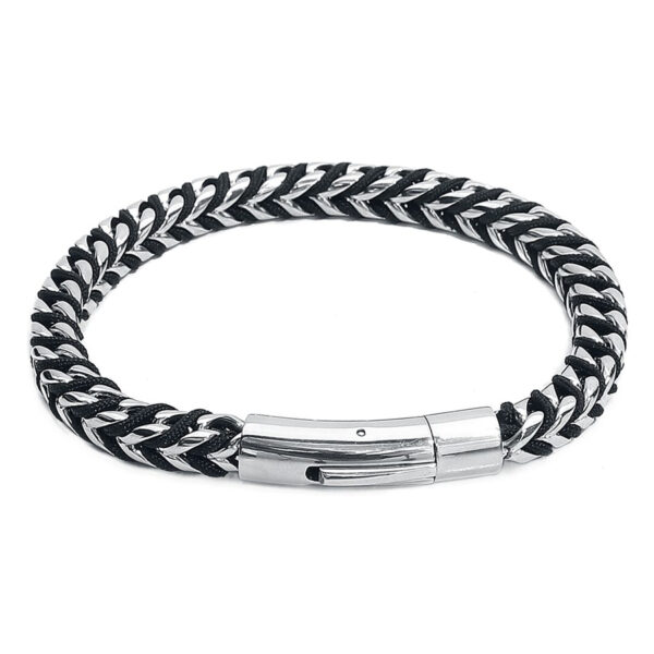 Pulsera negra y plateada de nylon con cierre de acero inoxidable sobre fondo blanco