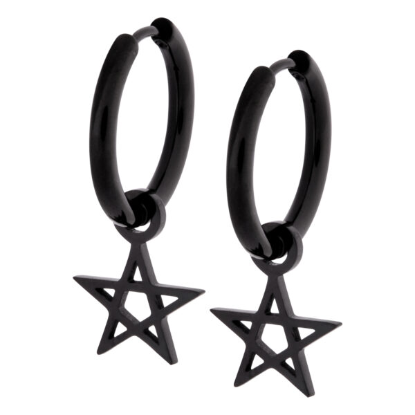 Dos pendientes negros de acero inoxidable con colgante de pentagrama sobre fondo blanco