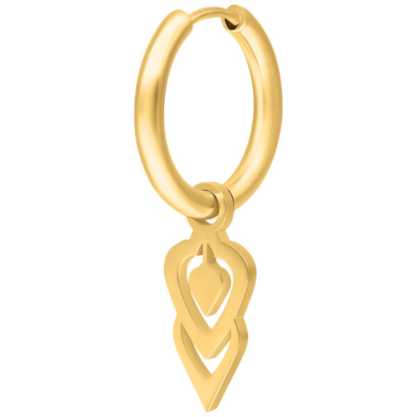 Aro dorado con colgante de doble corazón sobre fondo blanco