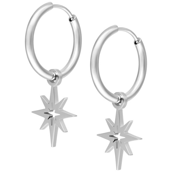 Dos aros plateados con colgante en forma de estrella polar sobre fondo blanco