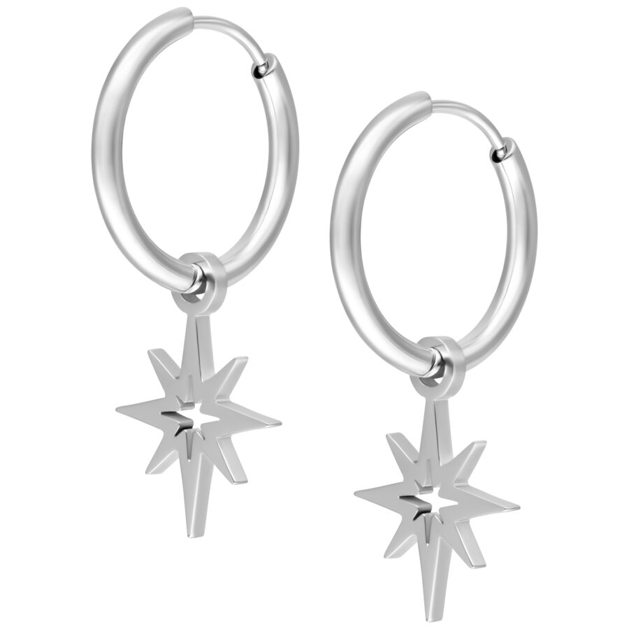 Dos aros plateados con colgante en forma de estrella polar sobre fondo blanco