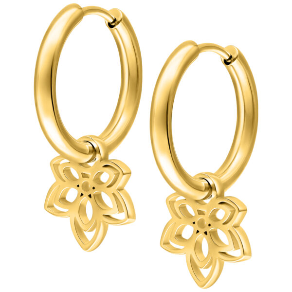 Aros de oro con colgante de flor delicada sobre fondo blanco