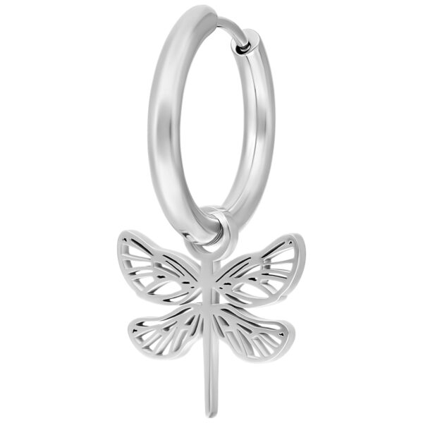 Pendiente plateado con colgante de mariposa sobre fondo blanco