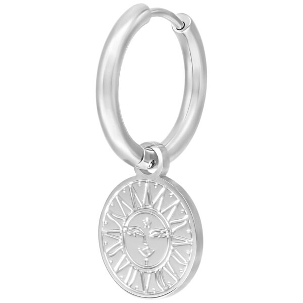 Pendiente de plata con colgante de sol y luna sobre fondo blanco