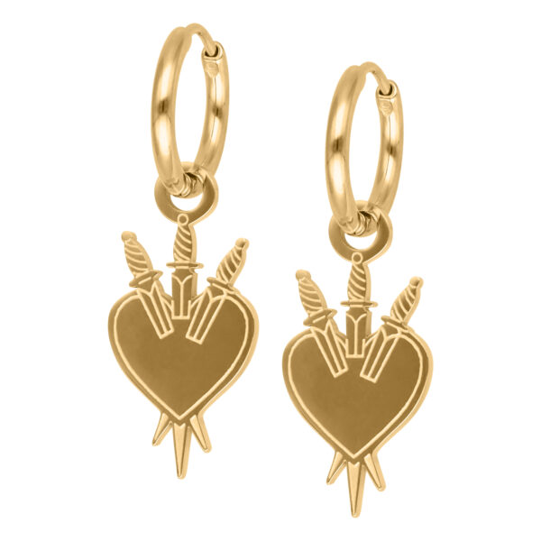 Dos pendientes dorados con colgante en forma de corazón y pequeñas espadas sobre fondo blanco