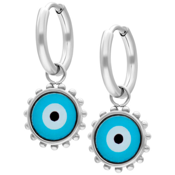 Dos aros plateados con diseño de ojos Nazar azules sobre fondo blanco