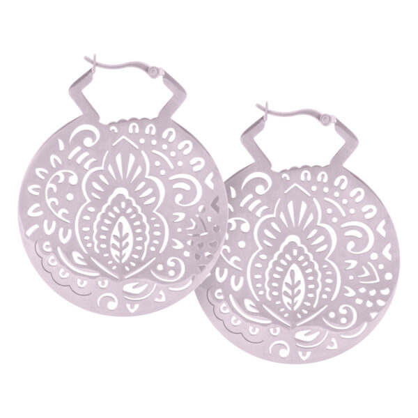 Aros Mehndi negros y plateados con diseño delicado sobre fondo blanco