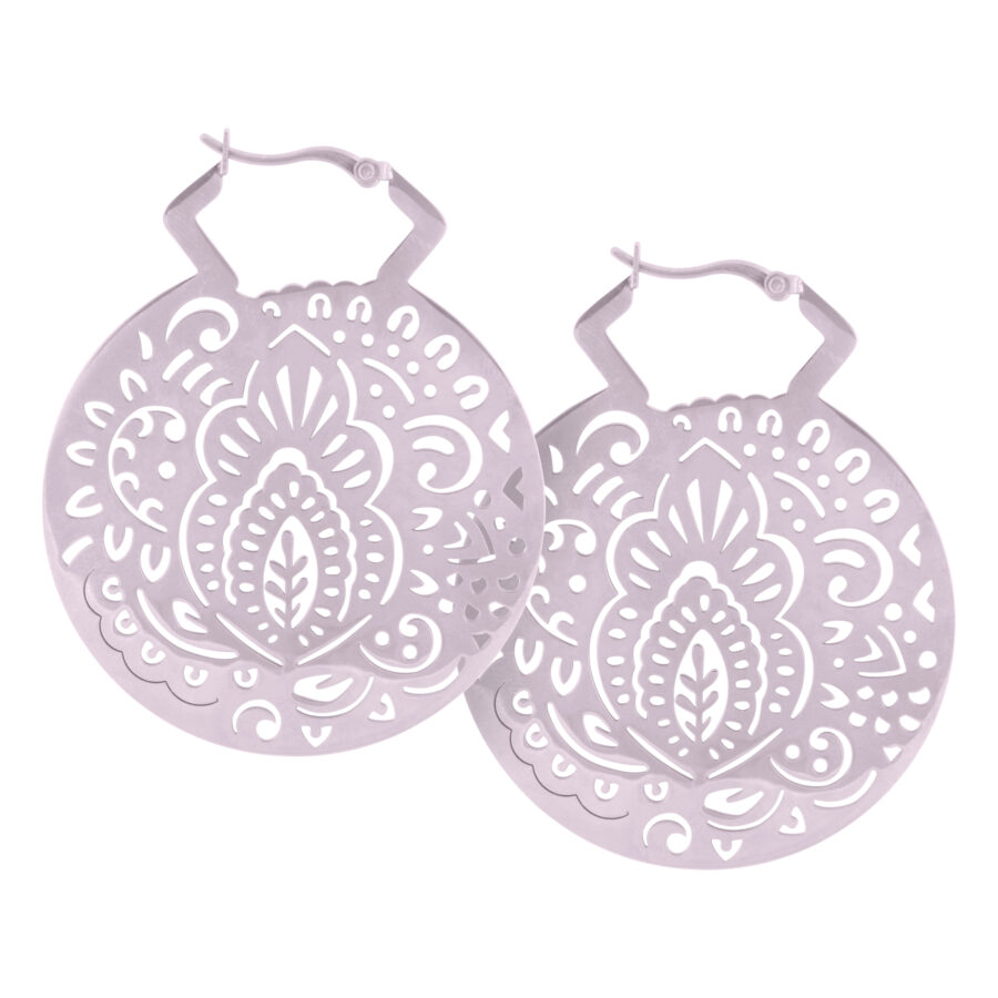 Aros Mehndi negros y plateados con diseño delicado sobre fondo blanco