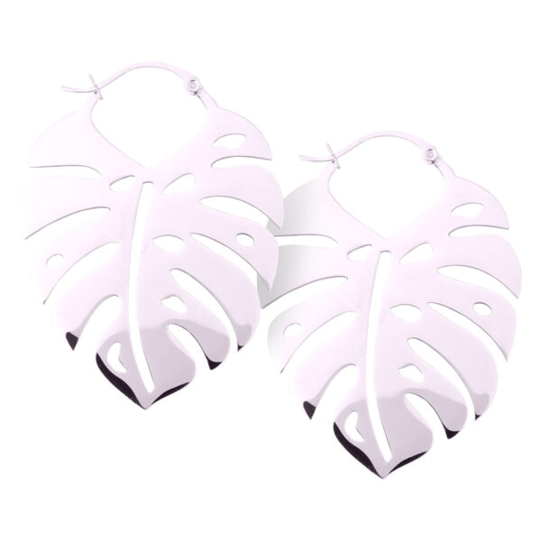 Pendientes de hoja de Monstera plateados sobre fondo blanco, brillantes y elegantes