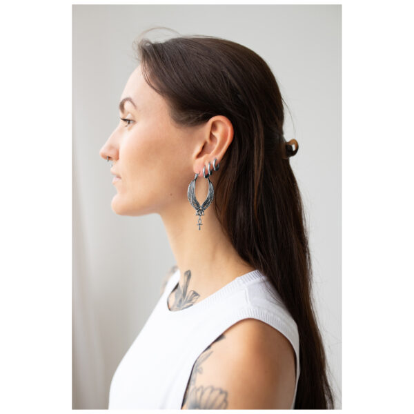 Mujer con cabello largo y oscuro lleva grandes aros Cleopatra Hoops de plata