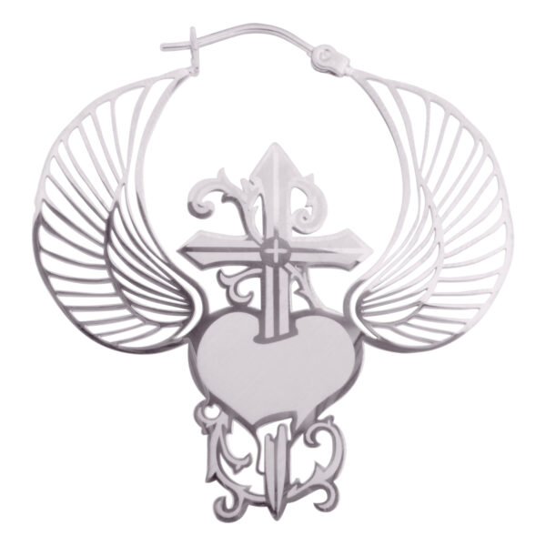 Pendientes plateados con corazón y alas sobre fondo blanco