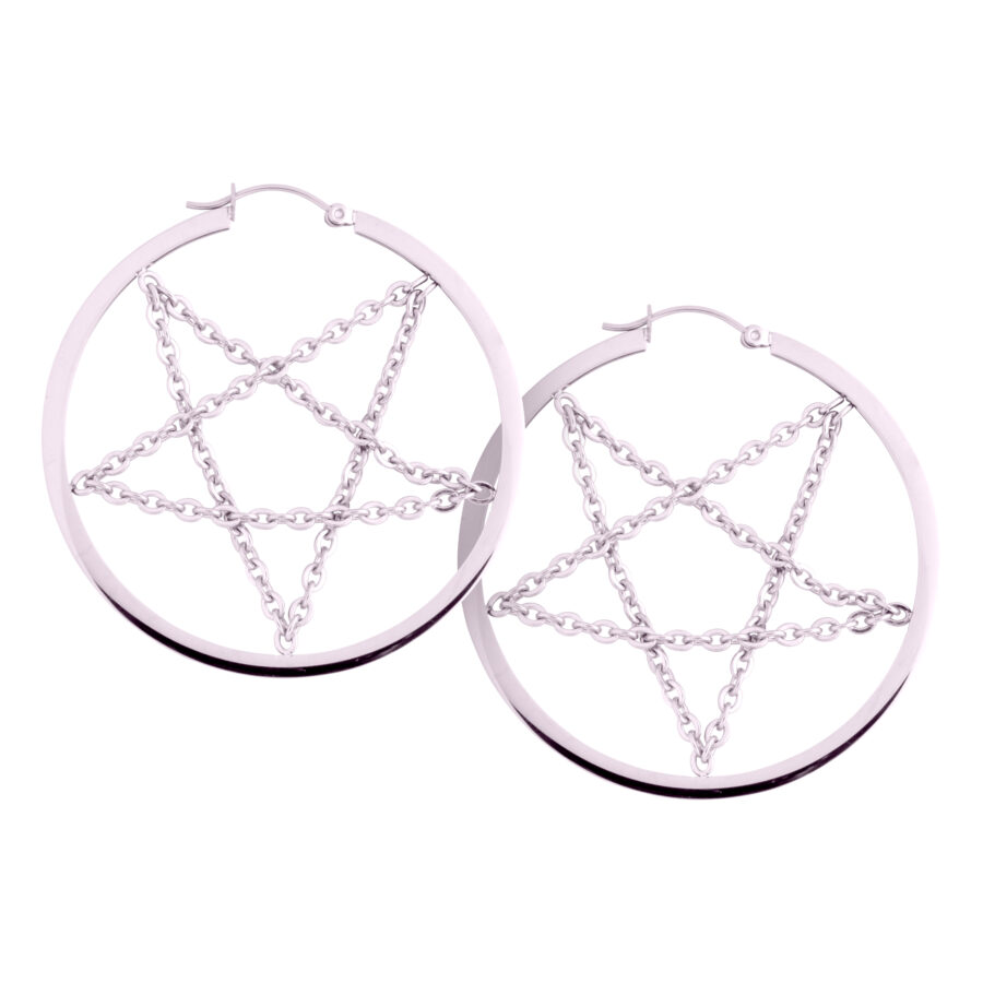 Aros de pentagrama plateados de acero quirúrgico, pulidos con patrón de cadena sobre fondo blanco