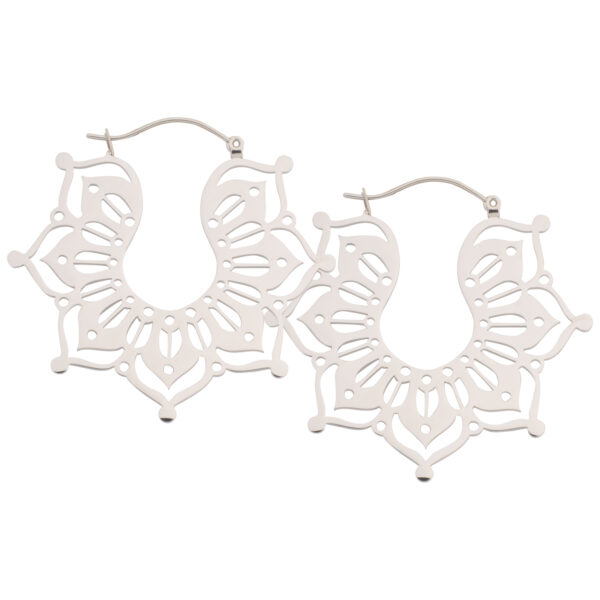 Dos pendientes de acero inoxidable blancos y delicados sobre fondo blanco