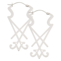 Silberne Sigil of Lucifer Ohrringe aus Chirurgenstahl auf weißem Hintergrund