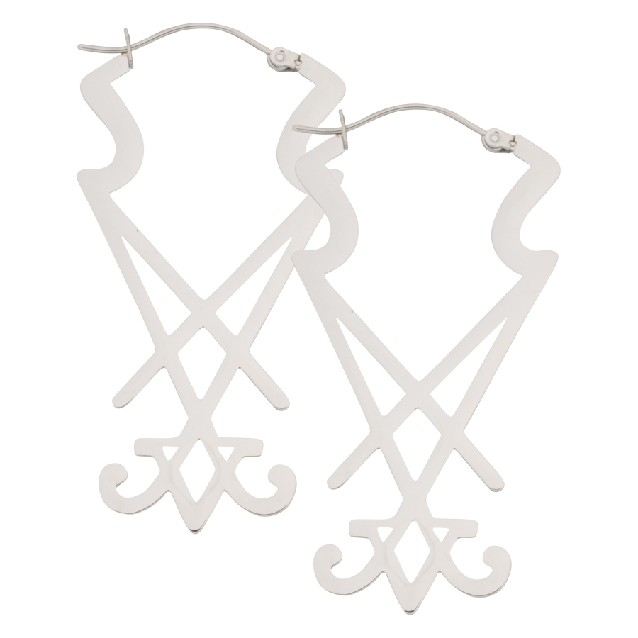 Silberne Sigil of Lucifer Ohrringe aus Chirurgenstahl auf weißem Hintergrund