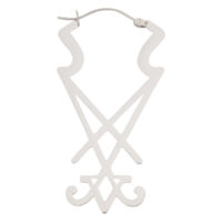 Silberne Sigil of Lucifer Ohrringe mit Klappverschluss auf weißem Hintergrund
