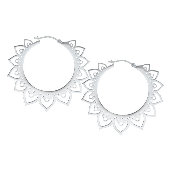 Dos aros de corazón brillantes de acero inoxidable sobre fondo blanco