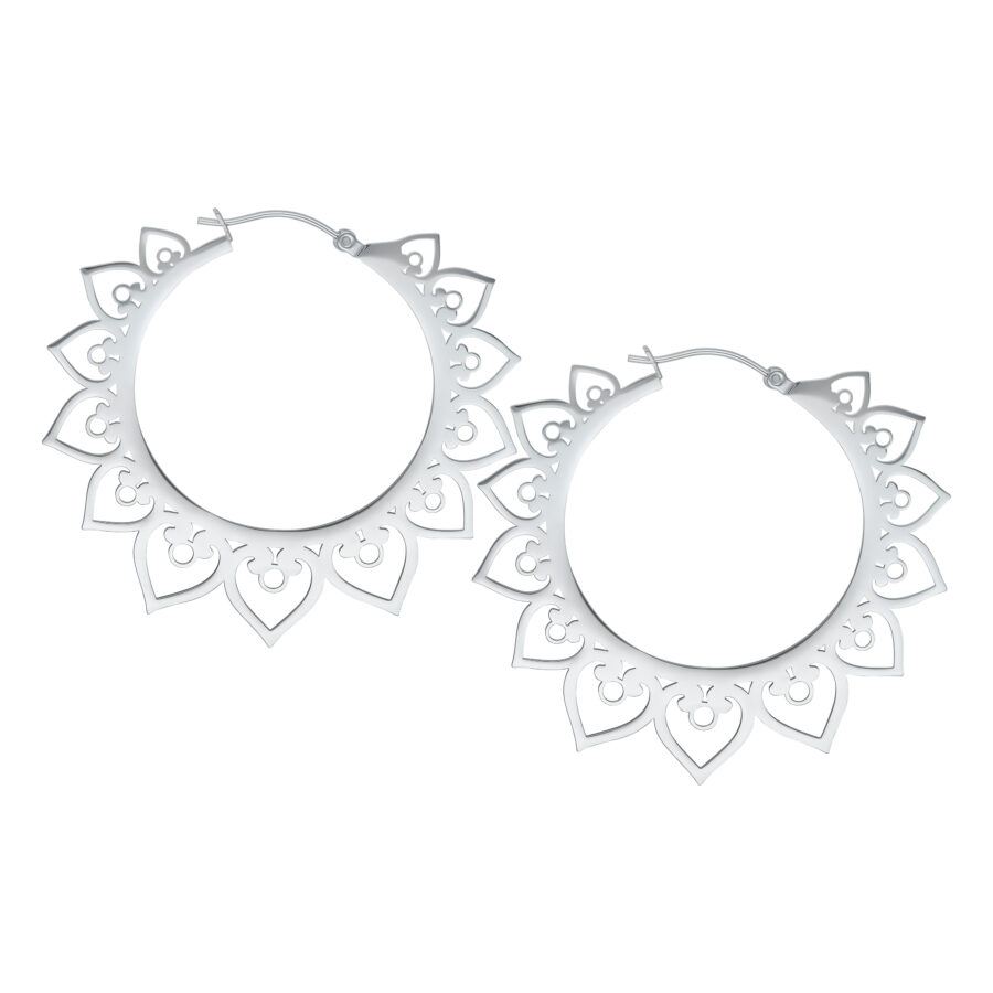 Dos aros de corazón brillantes de acero inoxidable sobre fondo blanco