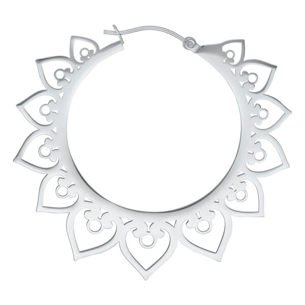 Pendientes Hearts Hoops de plata con diseño detallado de corazones sobre fondo blanco