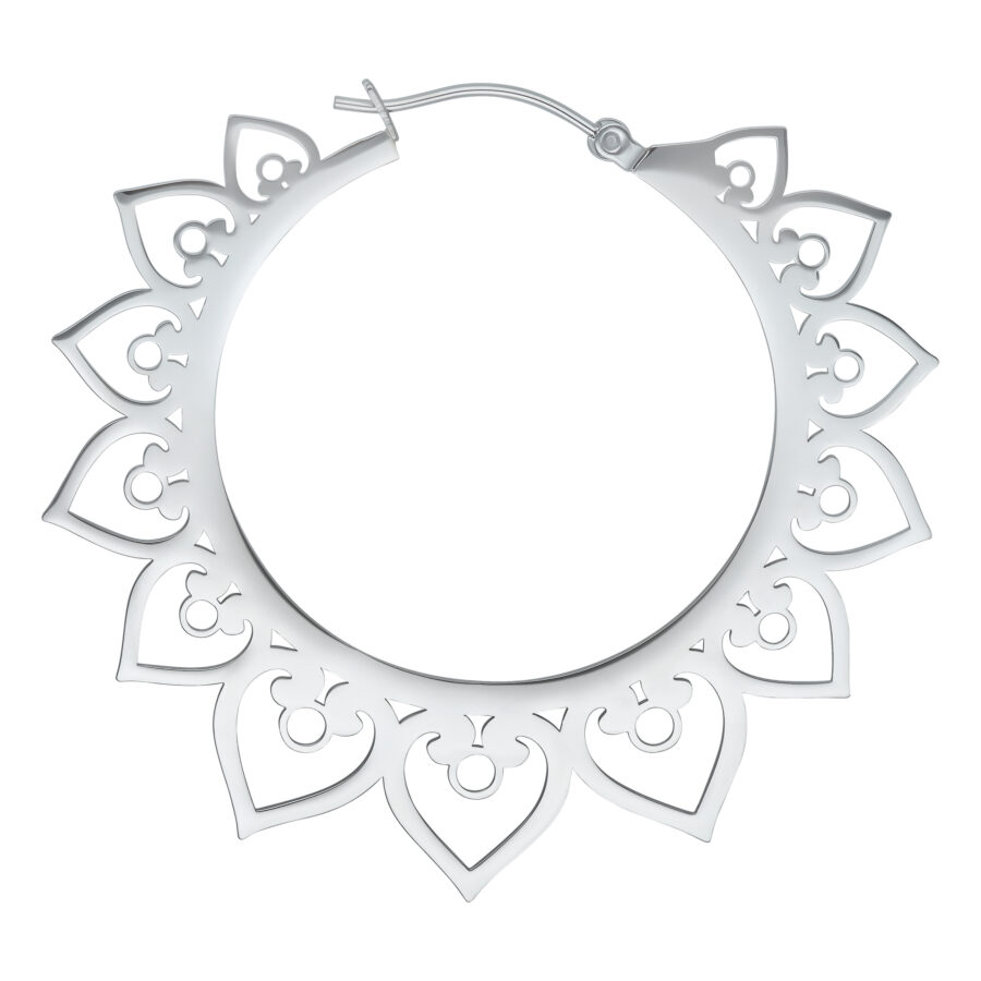Pendientes Hearts Hoops de plata con diseño detallado de corazones sobre fondo blanco