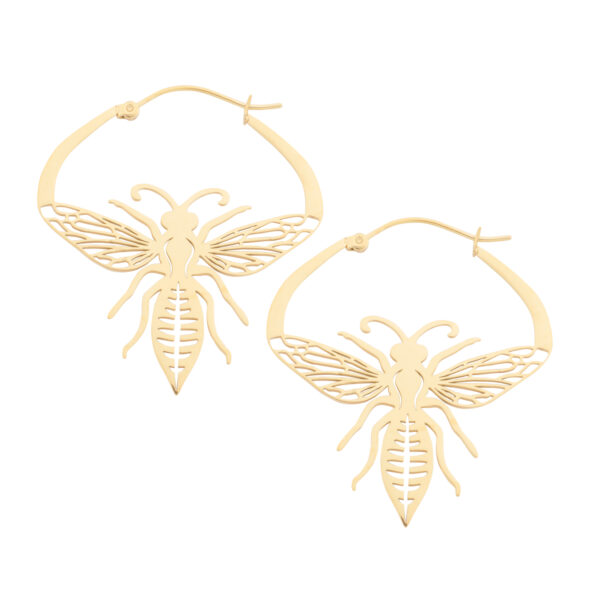 Dos pendientes dorados en forma de abeja de acero quirúrgico sobre fondo blanco