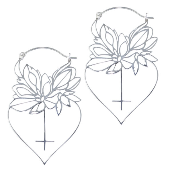 Dahlia Hoops plateados con motivos florales sobre fondo blanco