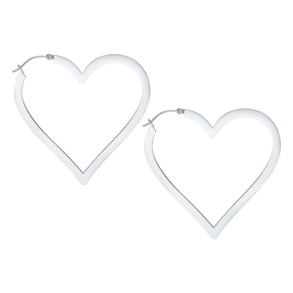 Aros de corazón plateados de acero inoxidable sobre fondo blanco, pulido brillante
