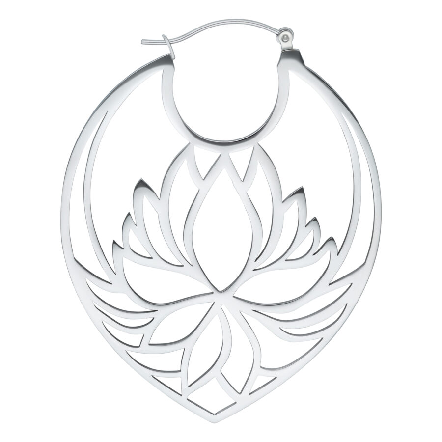 Pendientes Lotus Hoops plateados de acero inoxidable sobre fondo blanco