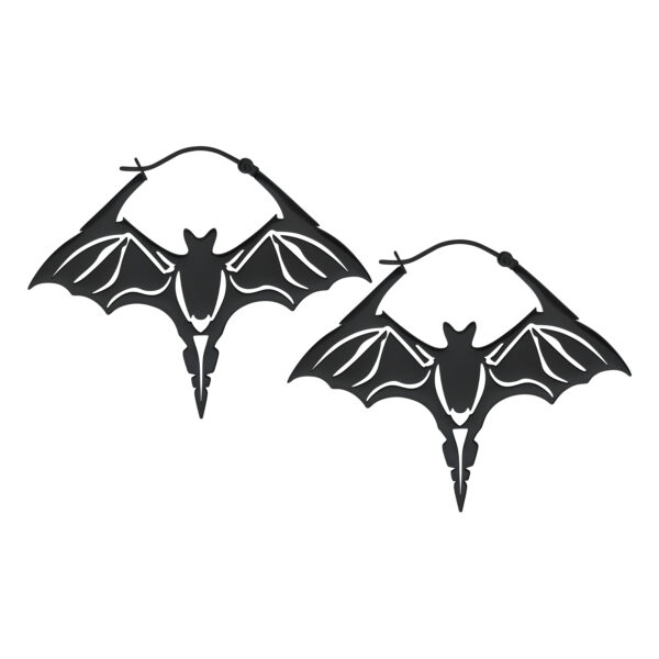 Dos pendientes de murciélago negros de acero quirúrgico sobre fondo blanco