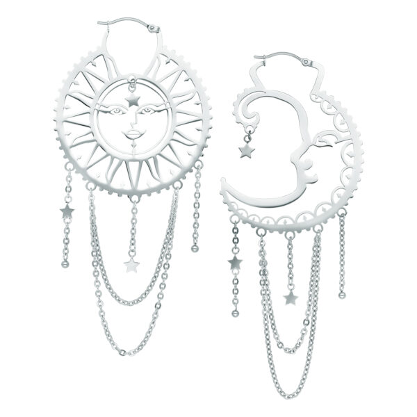 Pendientes plateados en forma de sol y luna con cadenas y estrellas