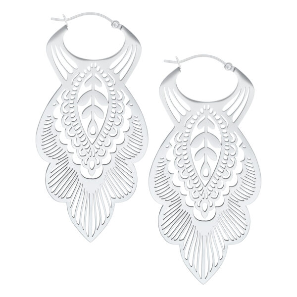 Pendientes Mandala Leaf de acero inoxidable plateados sobre fondo blanco