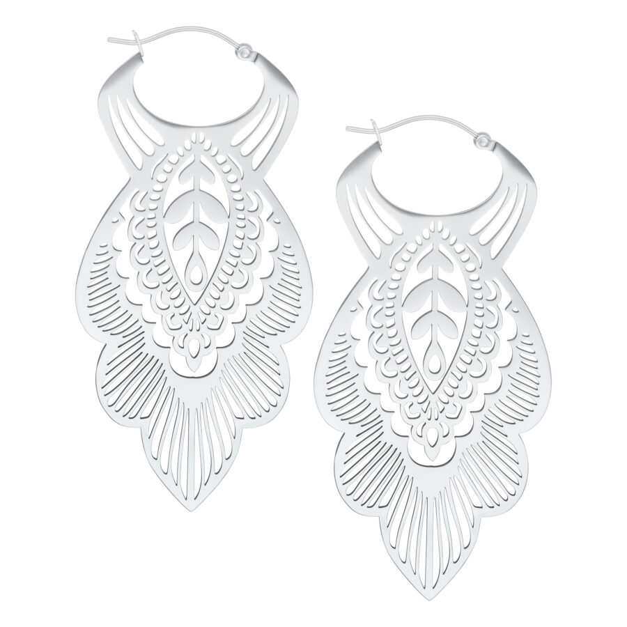 Pendientes Mandala Leaf de acero inoxidable plateados sobre fondo blanco