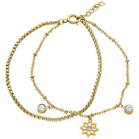 Pulsera dorada con dos cadenas y colgantes de cristal sobre fondo blanco