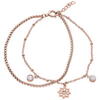 Roségoldenes Armband mit Blumenanhänger und Kristallen auf weißem Hintergrund