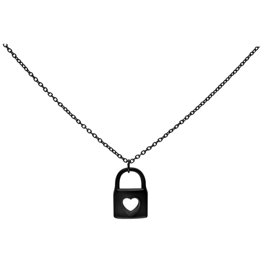 Cadena negra con colgante de candado en forma de corazón sobre fondo blanco